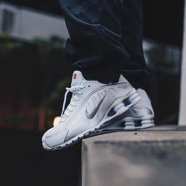 NIKE SHOX R4