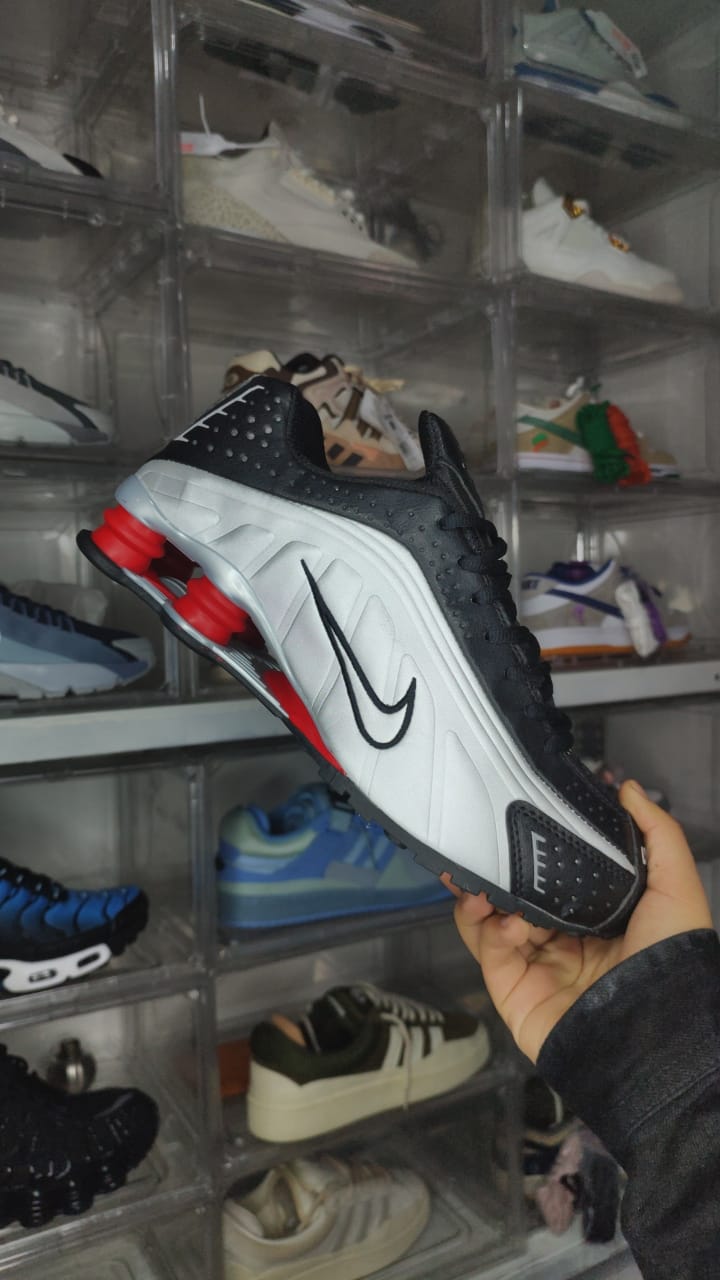 NIKE SHOX R4