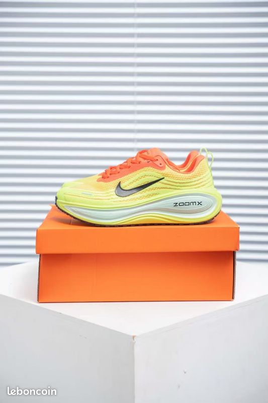 NIKE VOMERO 18