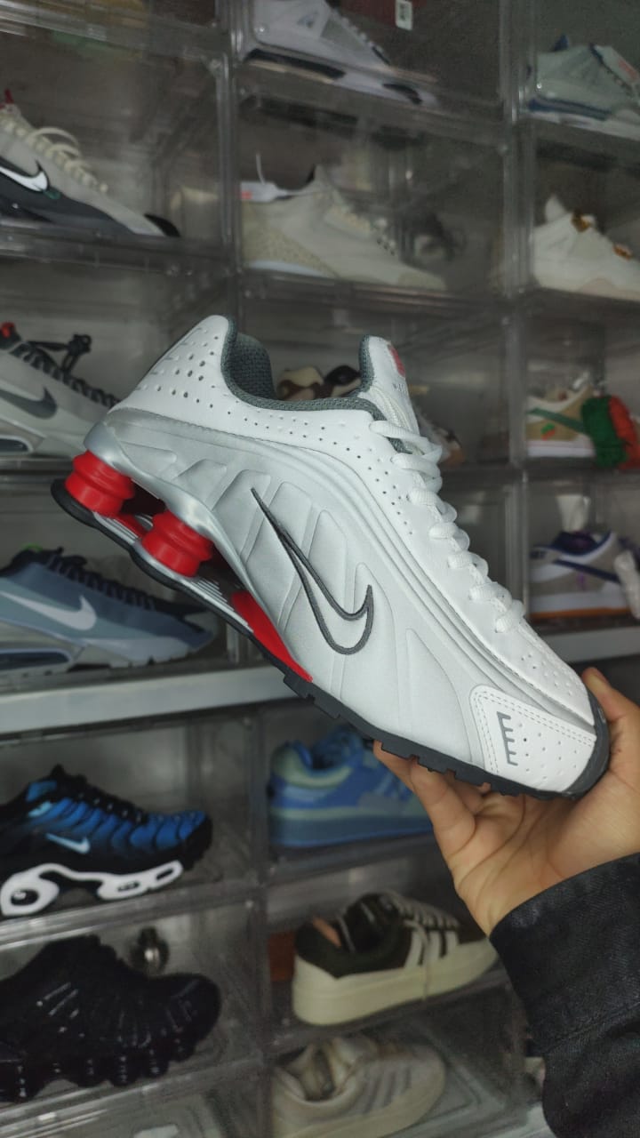 NIKE SHOX R4