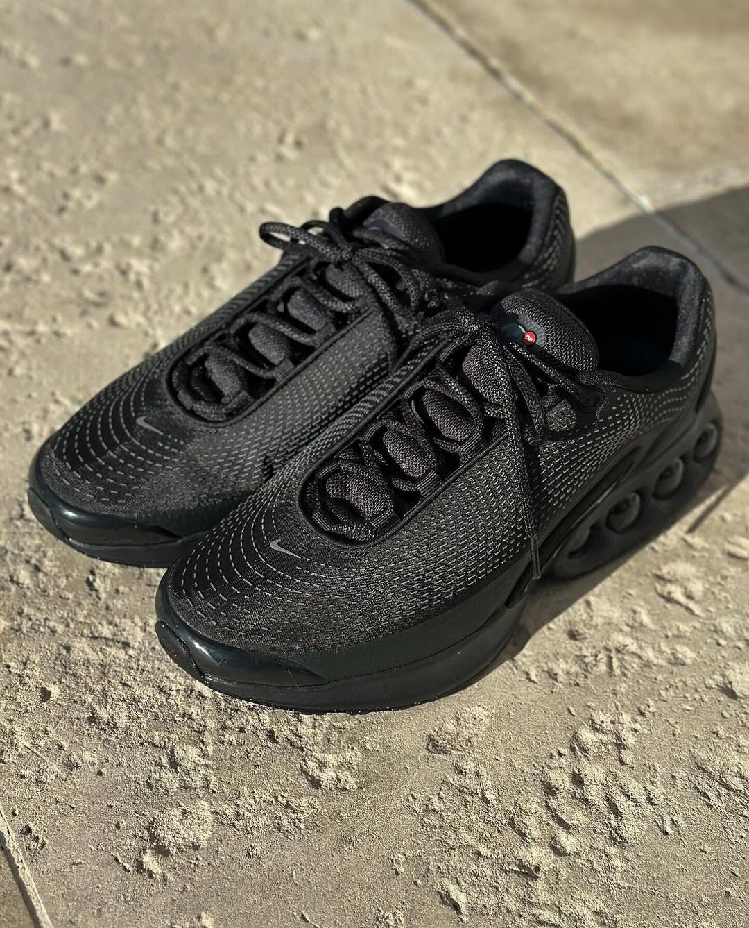NIKE AIR MAX DN "TRIPLE BLACK"