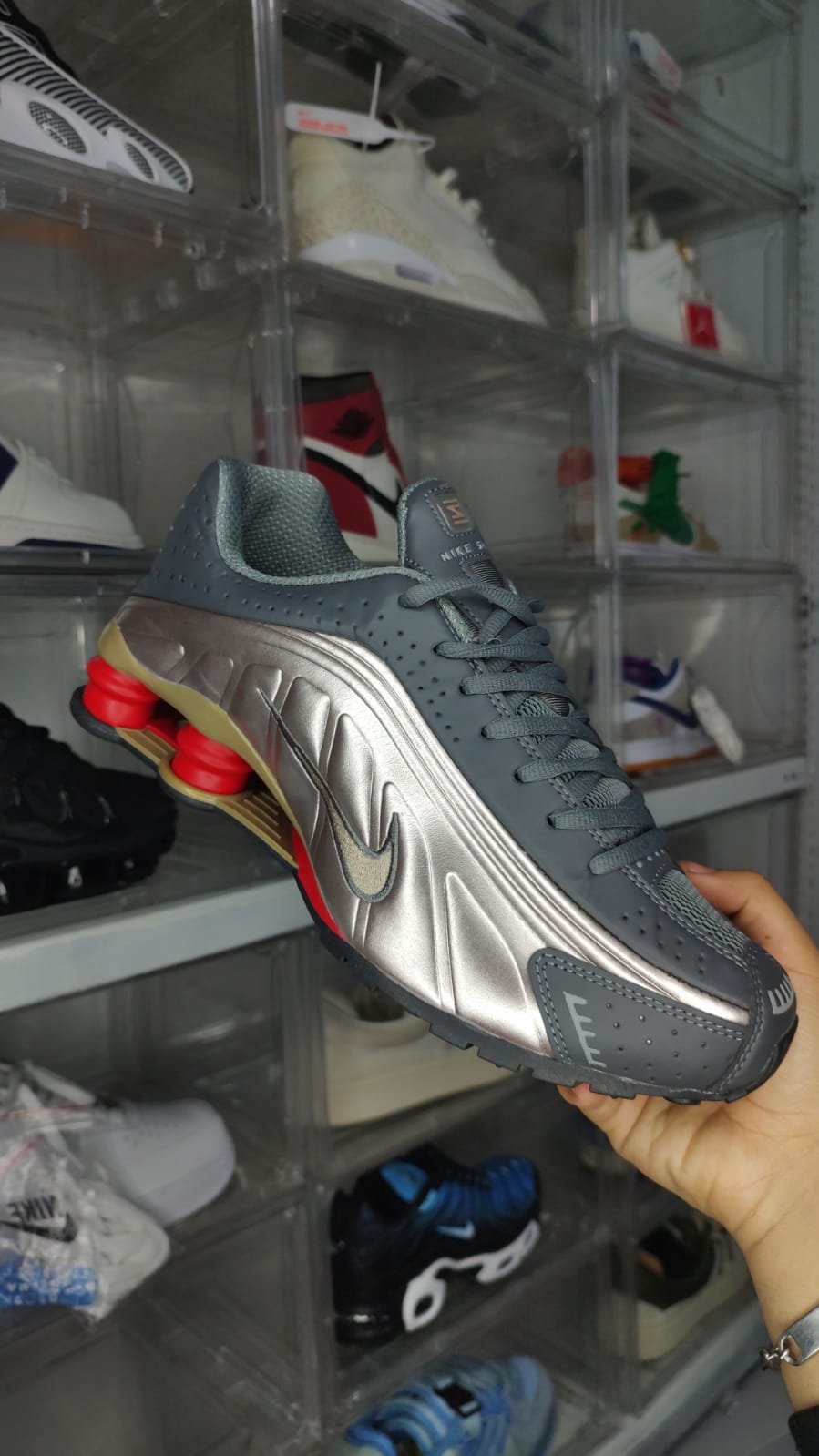 NIKE SHOX R4