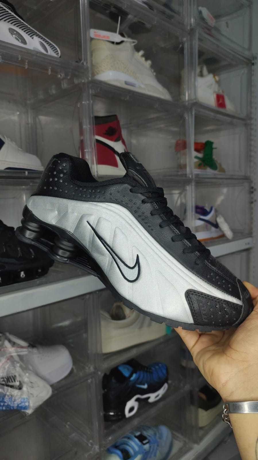 NIKE SHOX R4