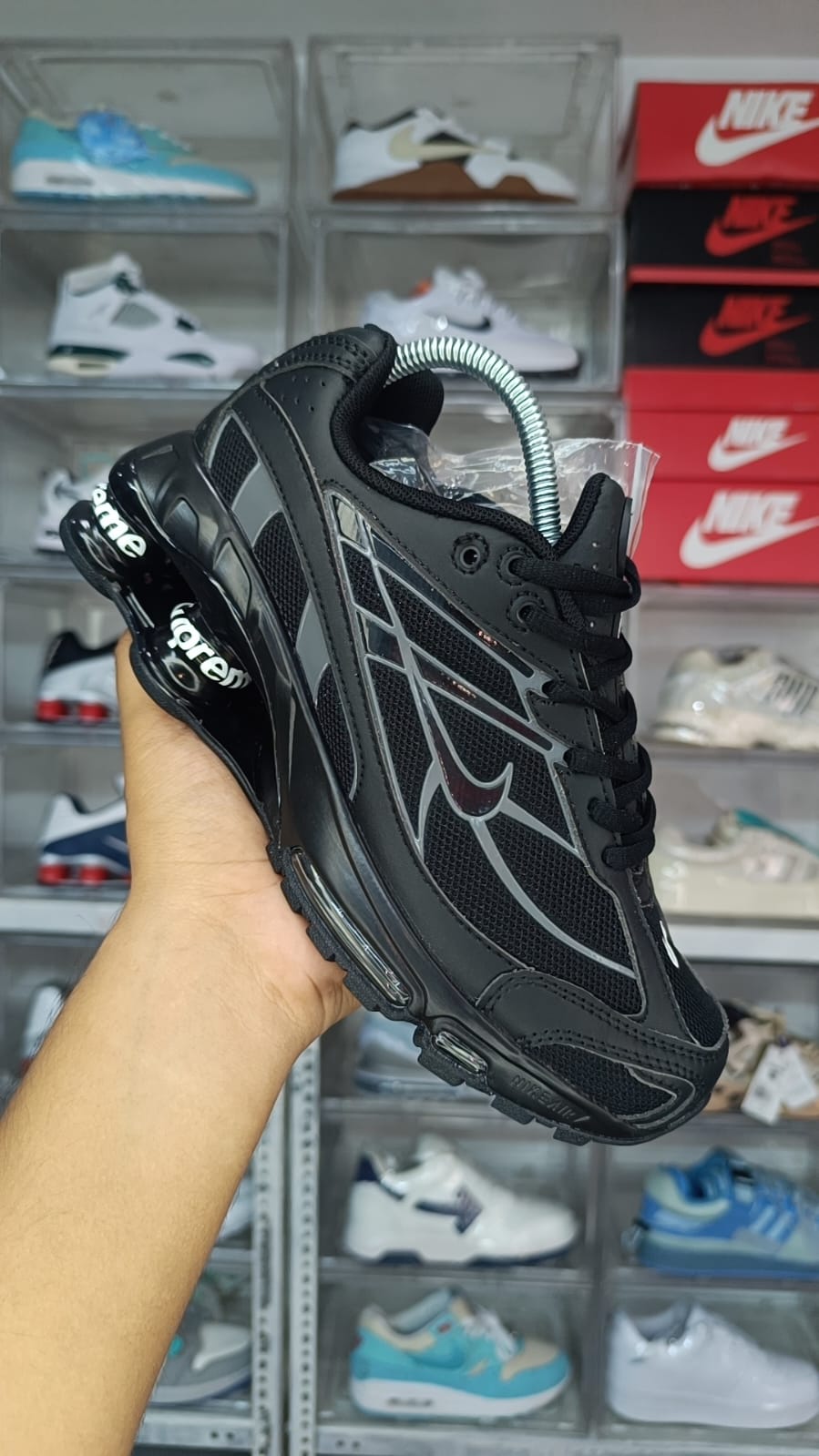 NIKE SHOX R4 x SUPREME "BLACK"