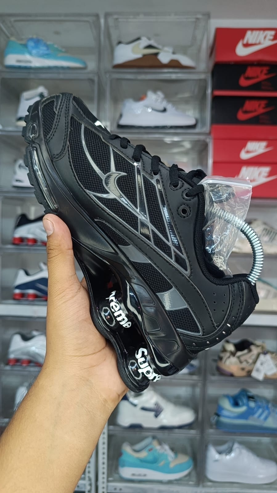 NIKE SHOX R4 x SUPREME "BLACK"