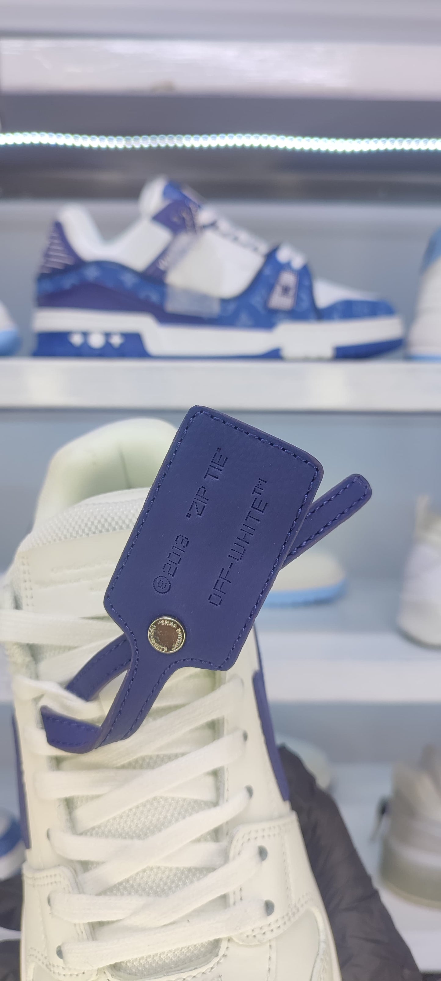 OFF WHITE
