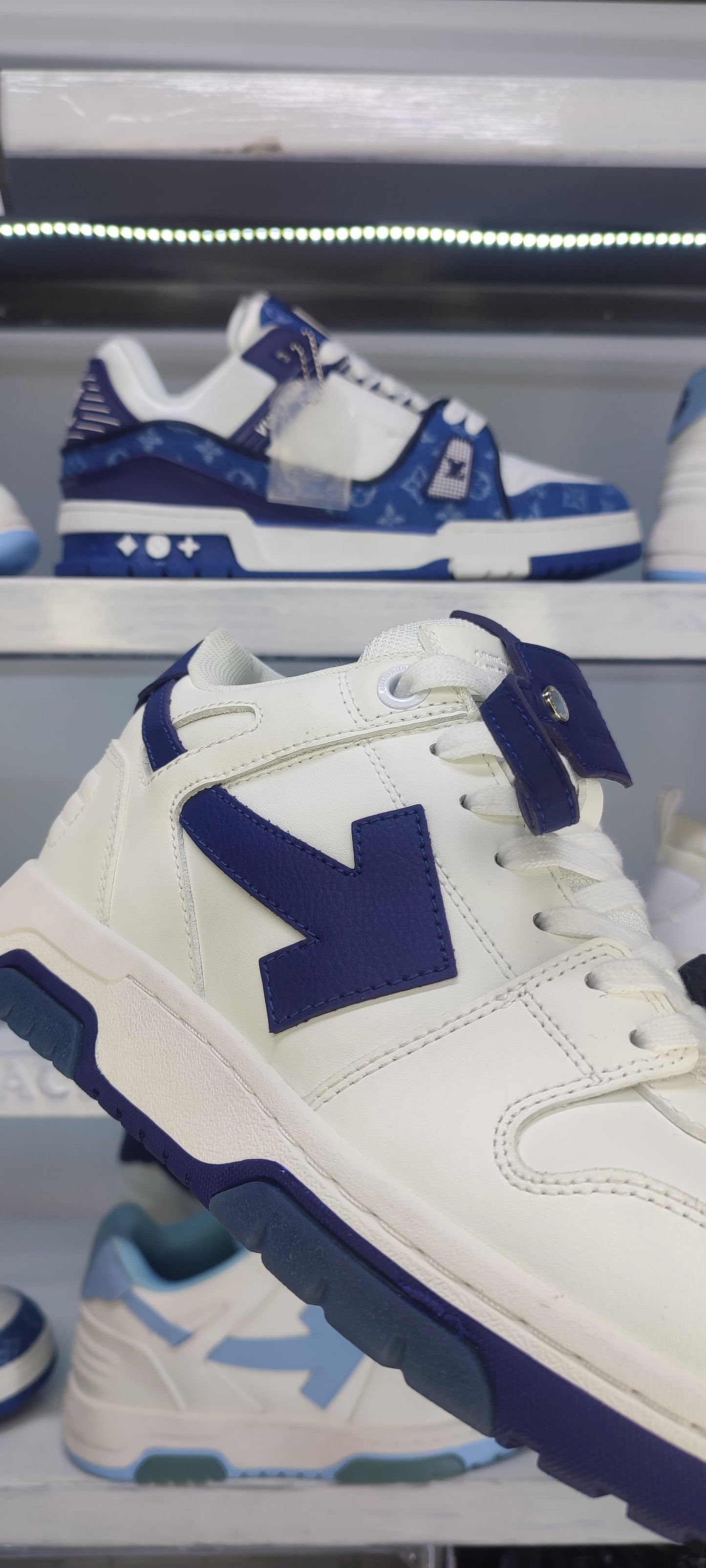 OFF WHITE