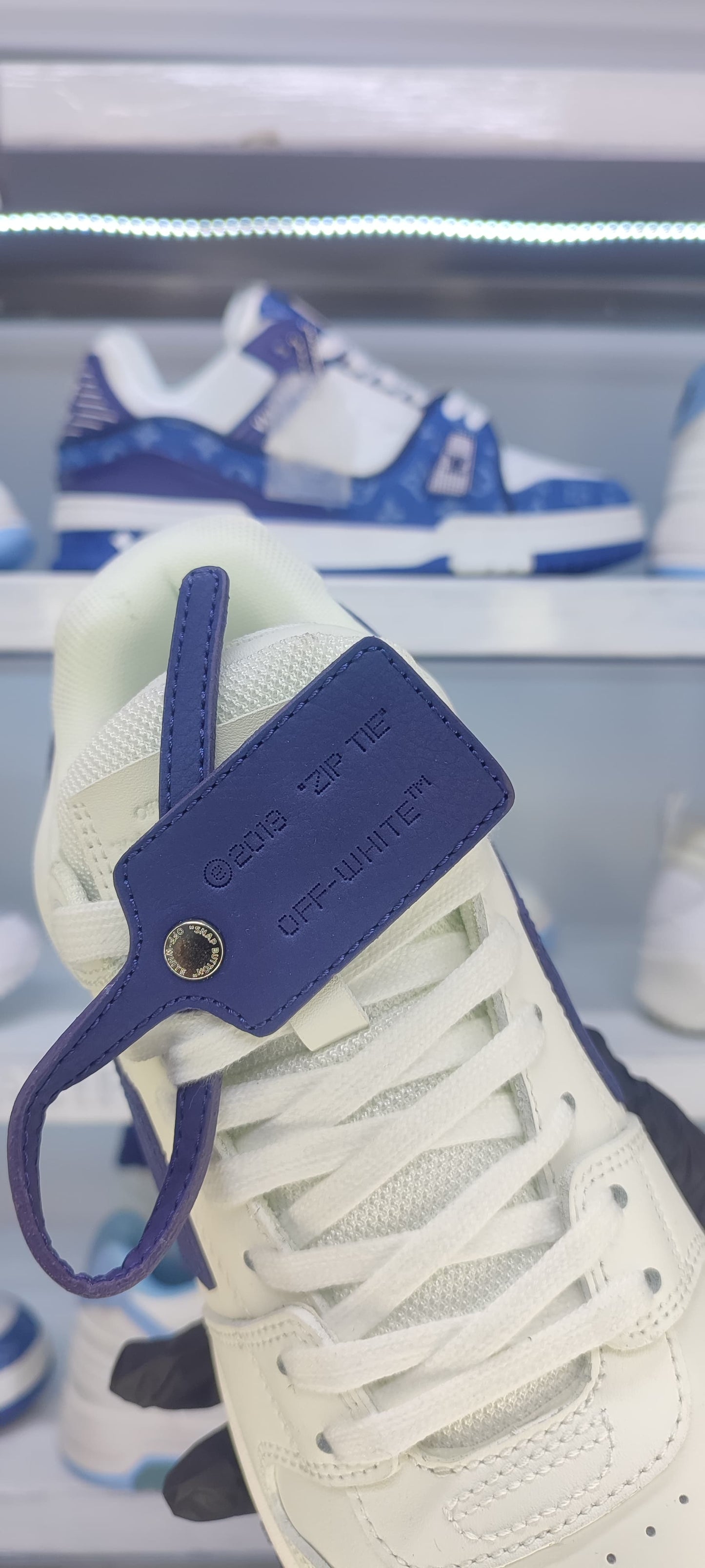 OFF WHITE
