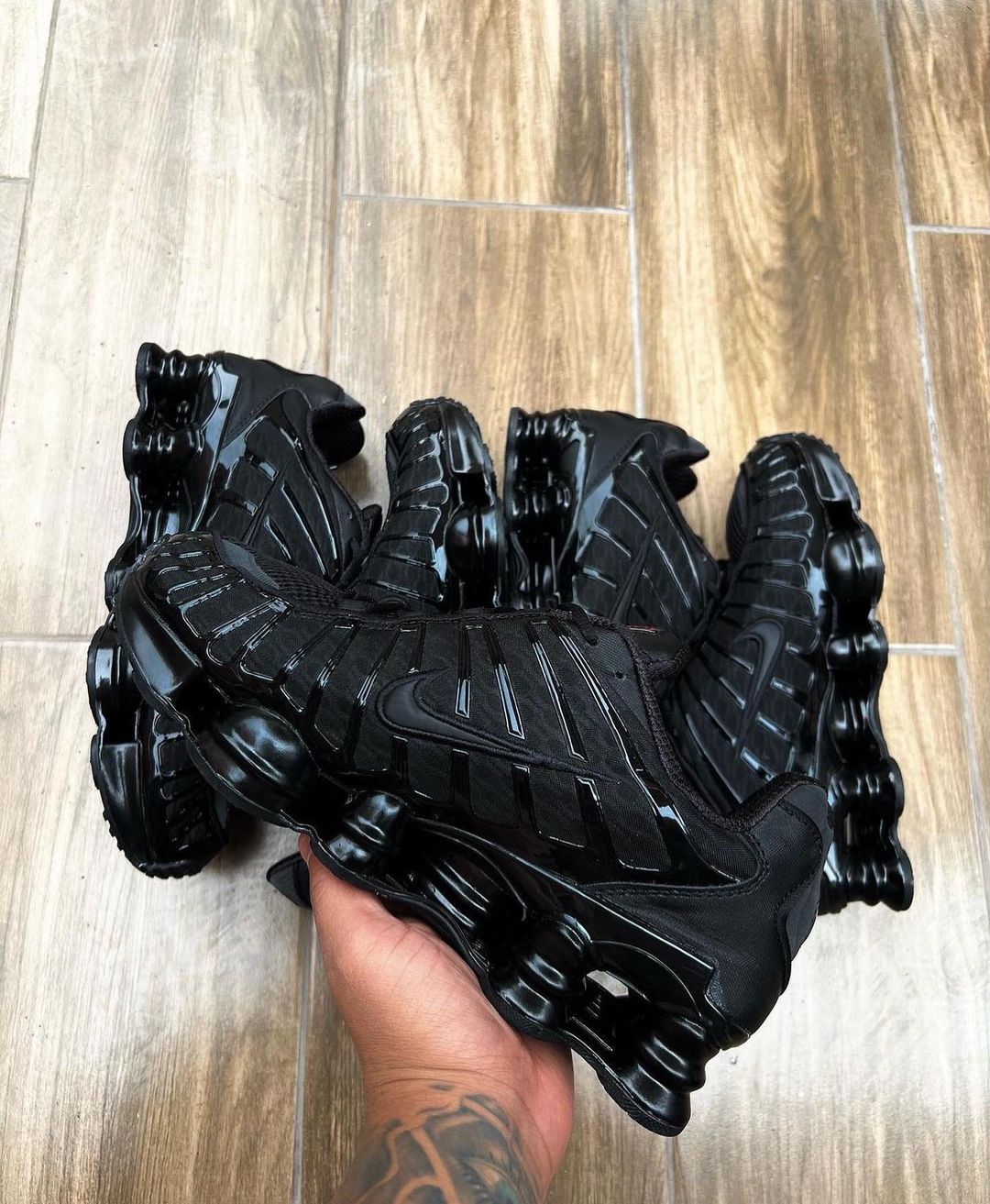 NIKE SHOX TRIPLE BLACK