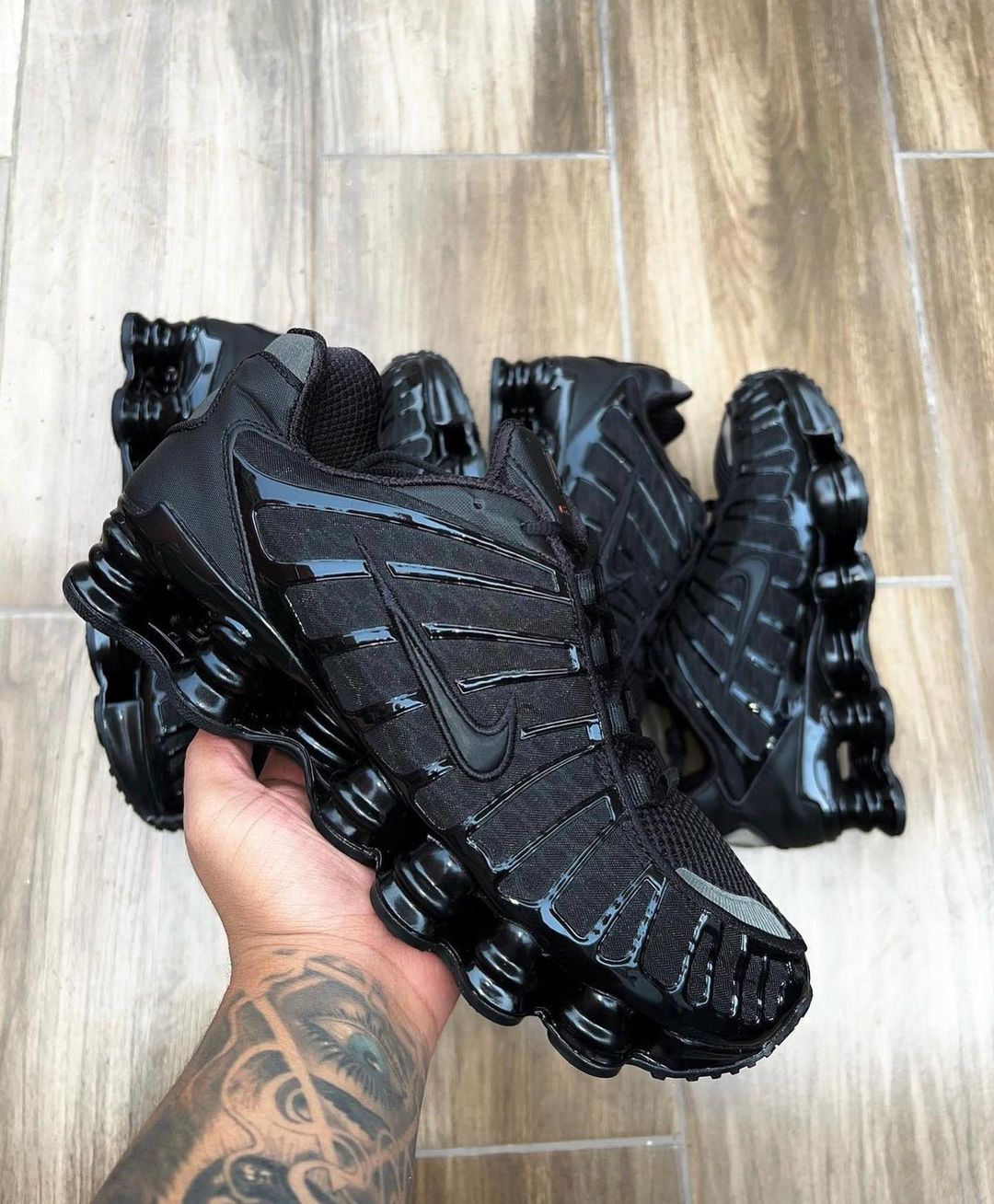 NIKE SHOX TRIPLE BLACK