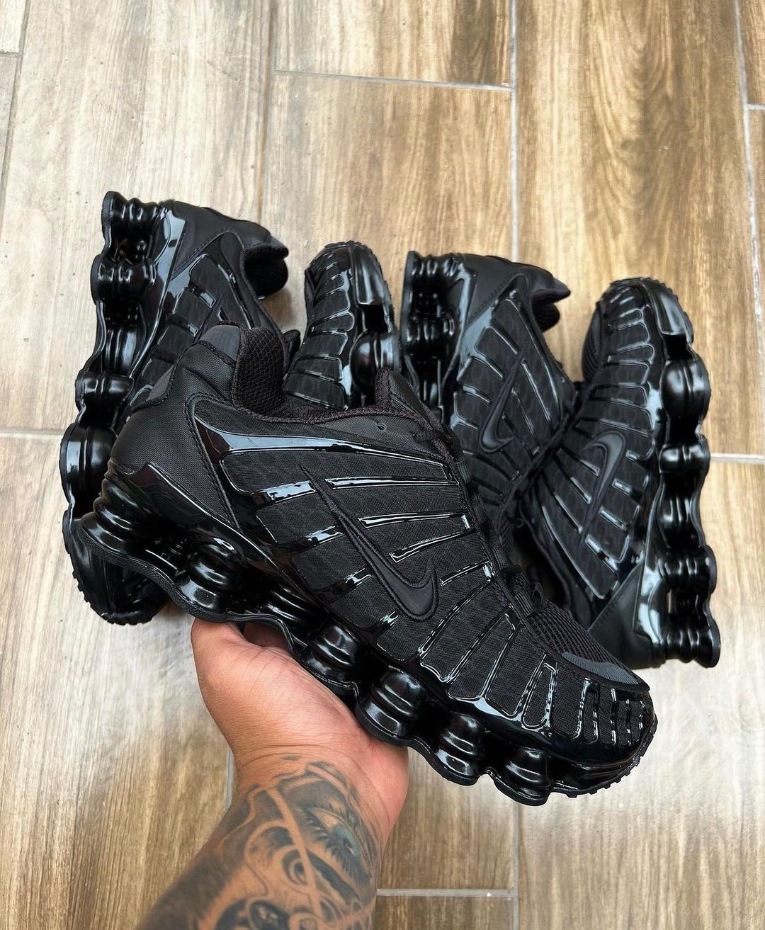 NIKE SHOX TRIPLE BLACK
