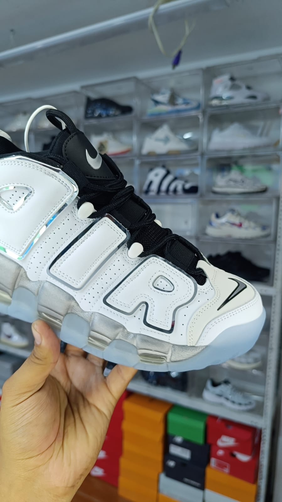 NIKE UPTEMPO