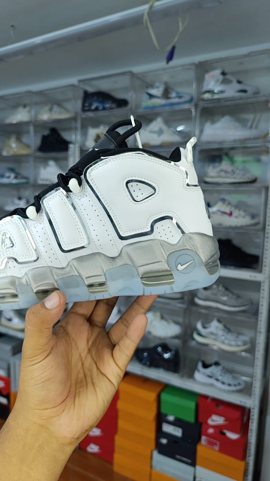 NIKE UPTEMPO