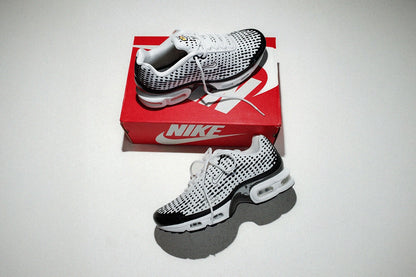 NIKE AIR MAX PLUS