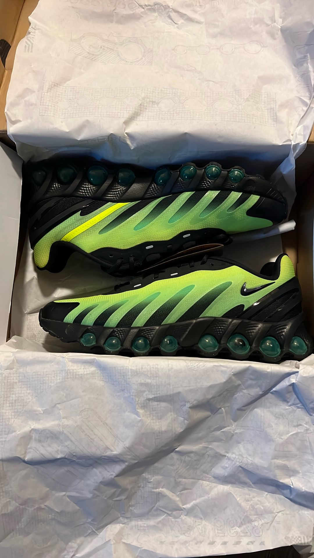 NIKE AIR MAX DN8
