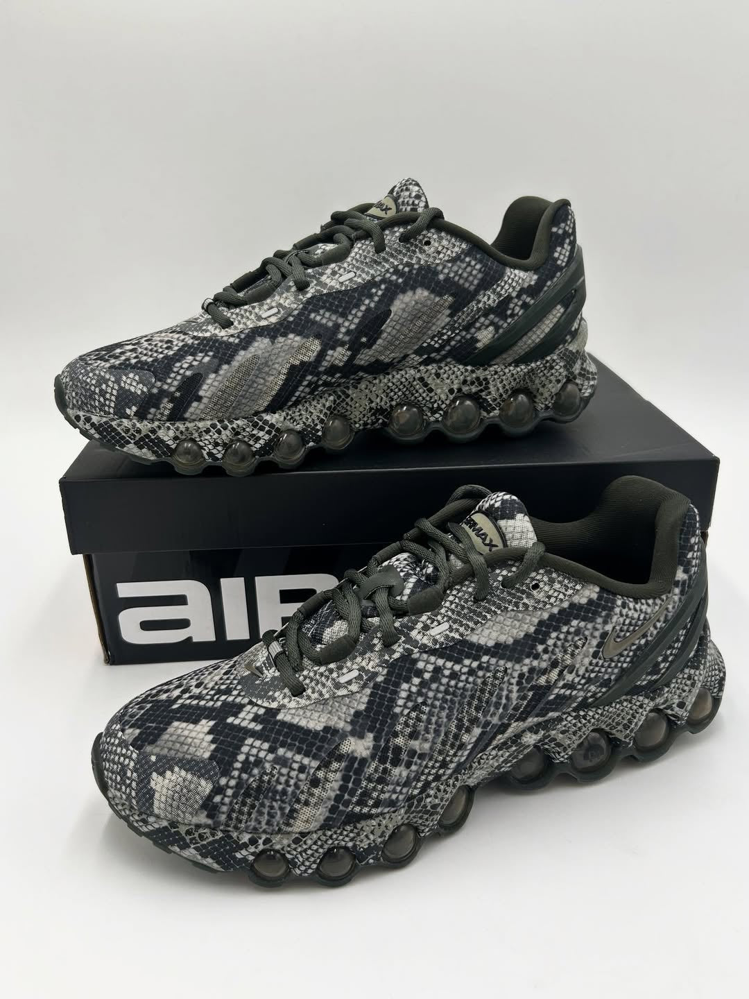 NIKE AIR MAX DN8