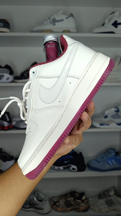 NIKE AIR FORCE 1 VALENTINE DAYS