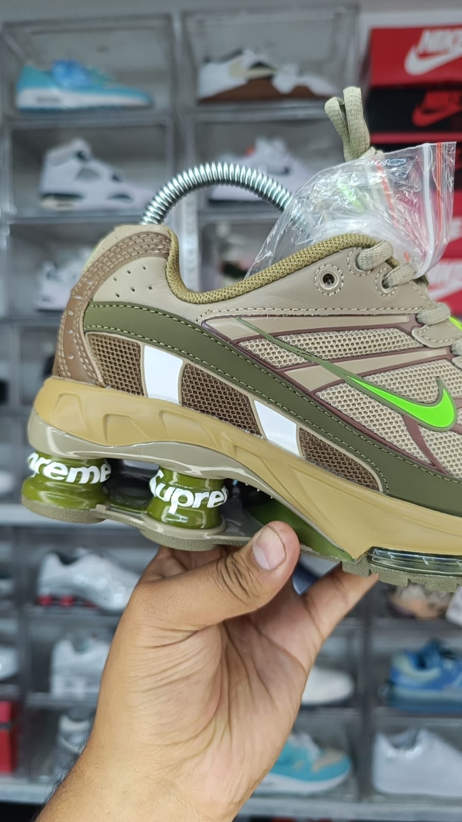 NIKE SHOX R4 x SUPREME
