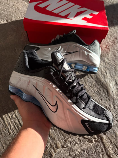 NIKE SHOX R4