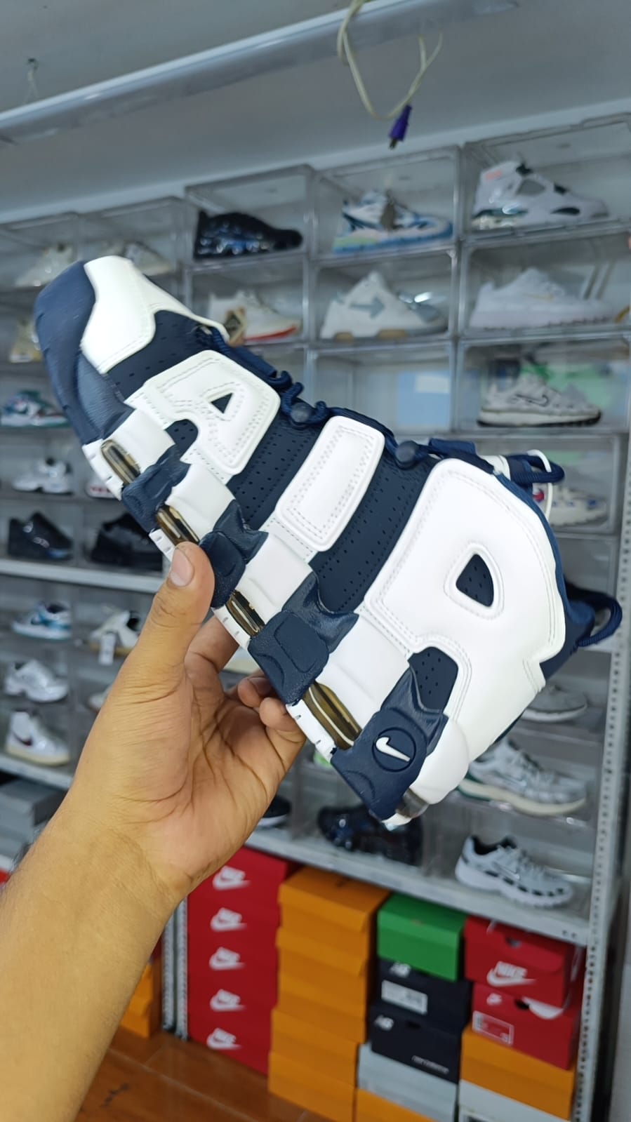 NIKE UPTEMPO