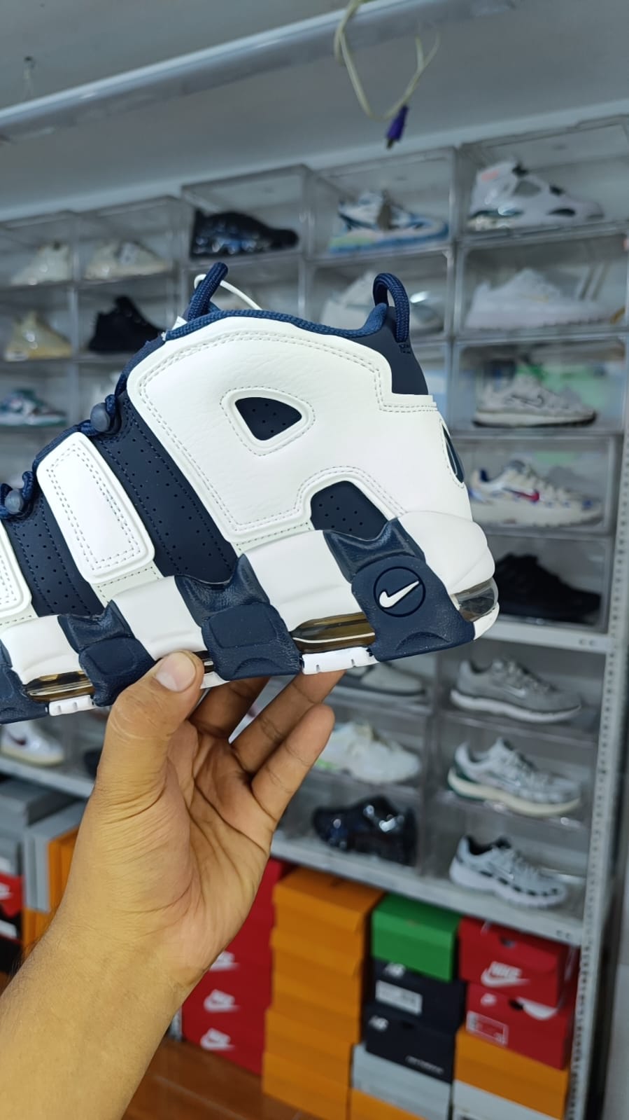 NIKE UPTEMPO