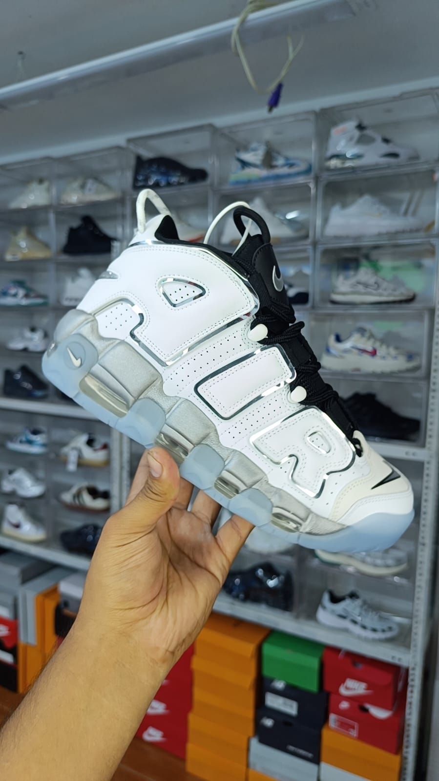 NIKE UPTEMPO