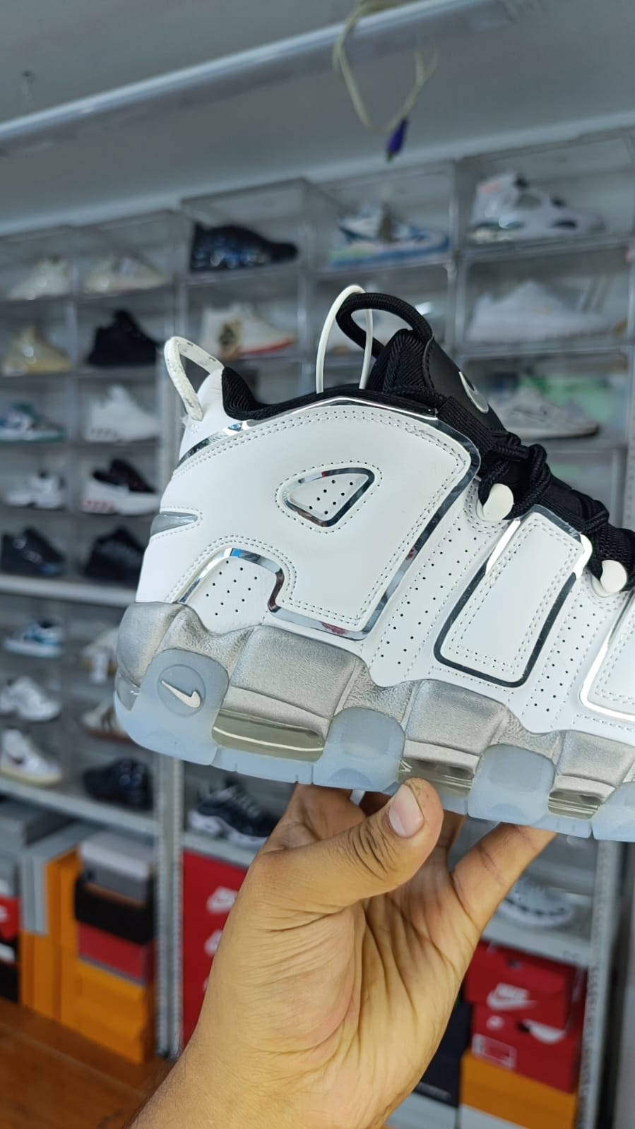 NIKE UPTEMPO