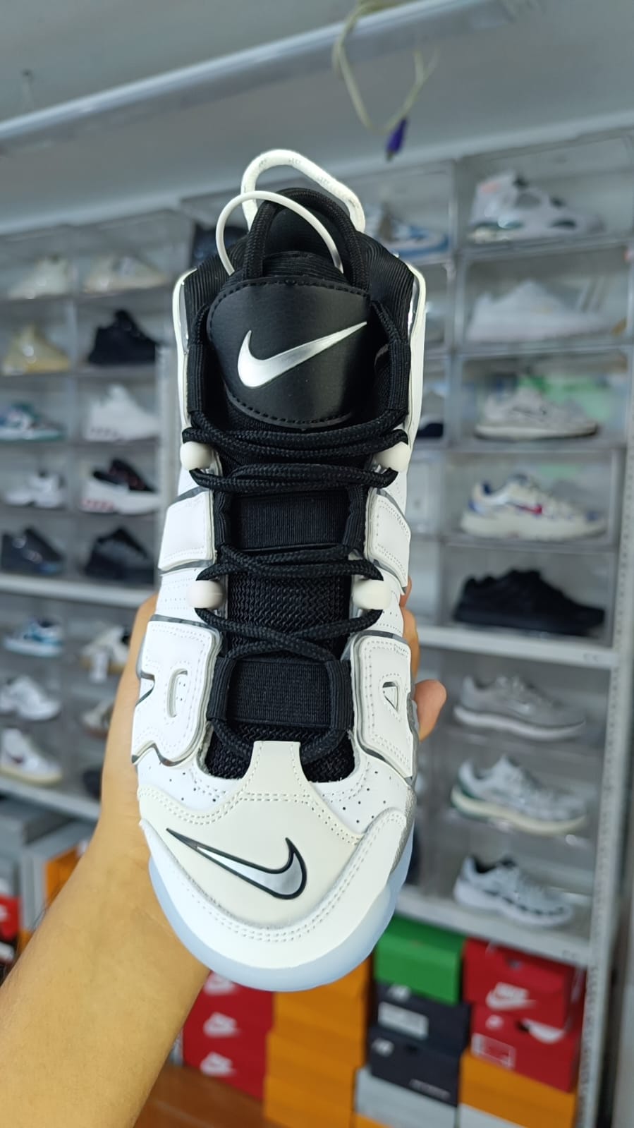 NIKE UPTEMPO