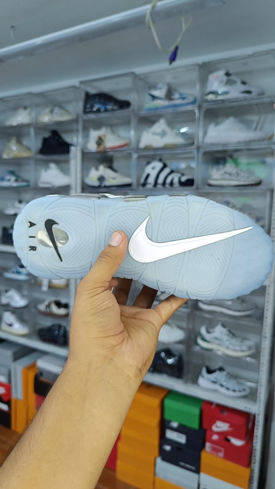 NIKE UPTEMPO
